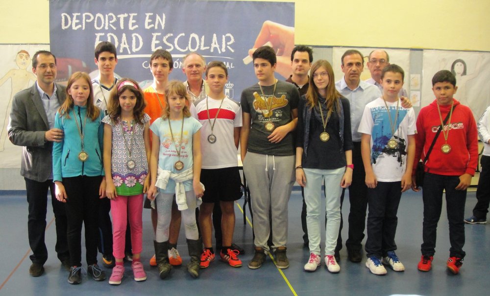 Ganadores del campeonato provincial escolar de 2013 posando con sus trofeos