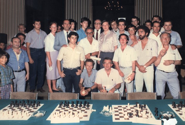 Anatoly Karpov jugando unas simultáneas en Cuenca en 1987